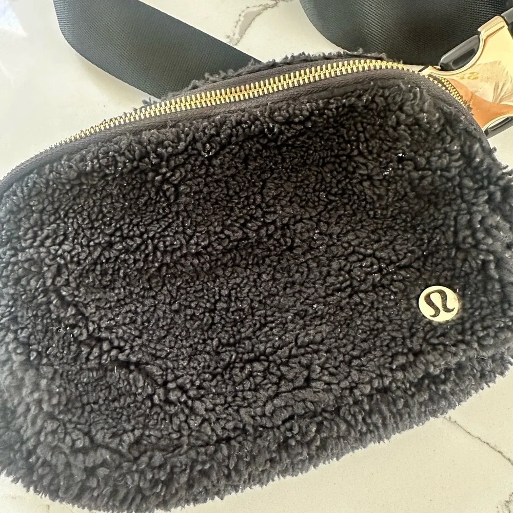 Lululemon Everywhere Fleece Belt bag
